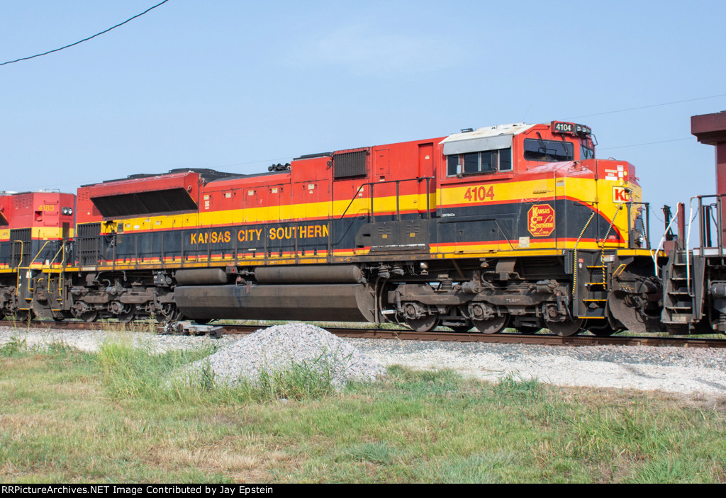 KCS 4104 is second out on a northbound manifest